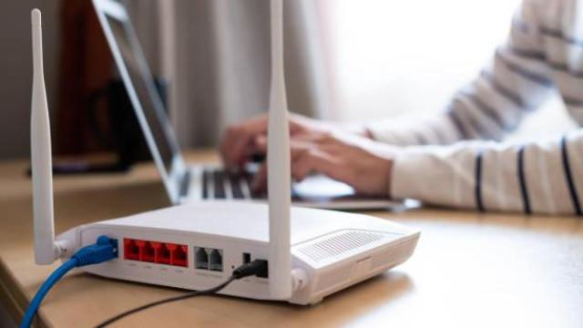 Un router de internet en un escritorio.