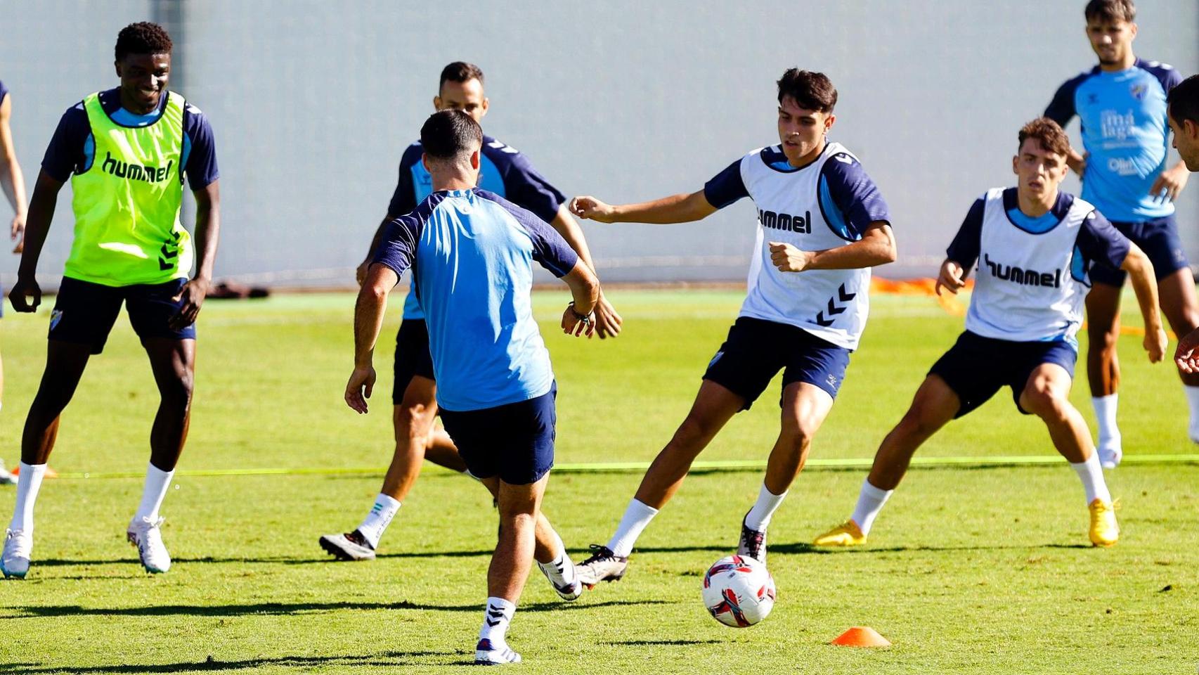 Los jugadores del Málaga CF entrenando en la Ciudad Deportiva.