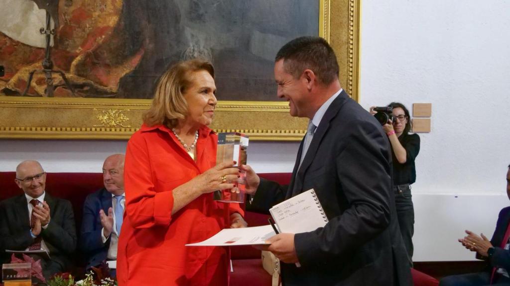 Ezequiel Navarro, presidente de Innova IRV, recogiendo el premio en Granada.