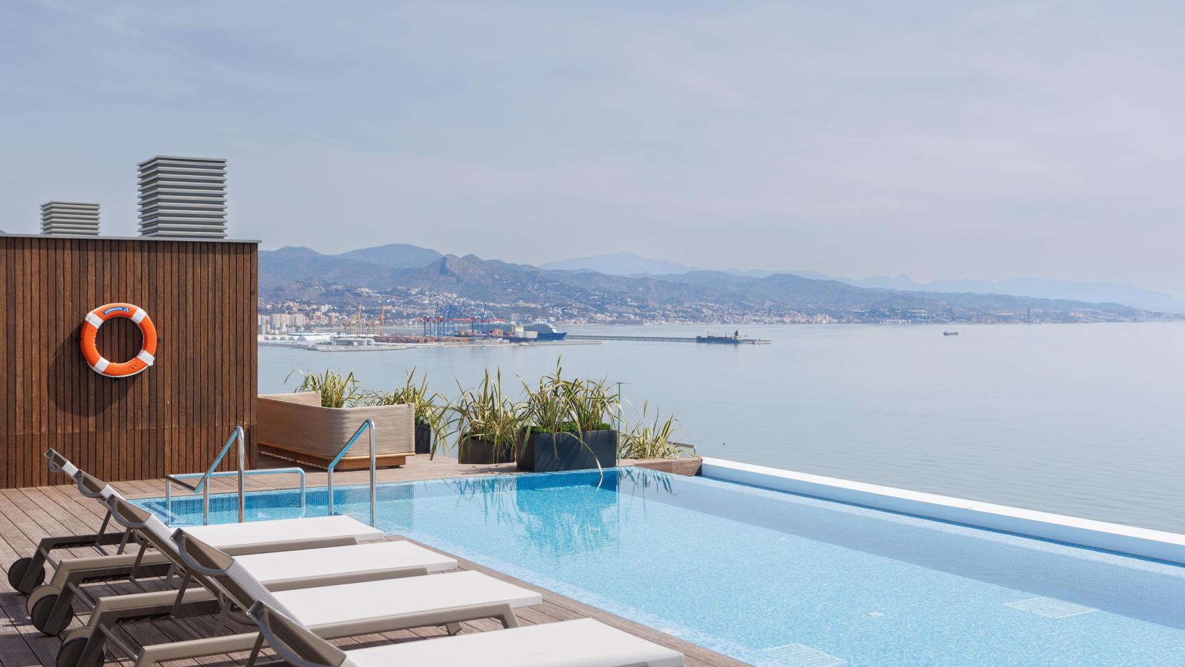 Piscina exterior de la torre de Sierra Blanca Estates en el litoral oeste de Málaga.