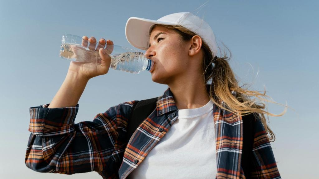 Mujer bebiendo agua de botella