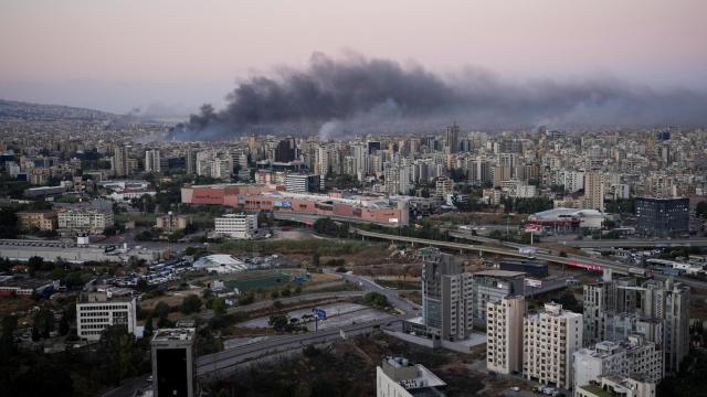 Columnas de humo sobrevuelan la ciudad de Beirut tras los ataques aéreos de Israel.