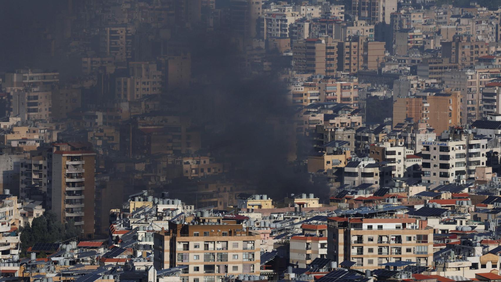 El humo se alza sobre Beirut mientras continúan los combates entre Hezbolá e Israel.