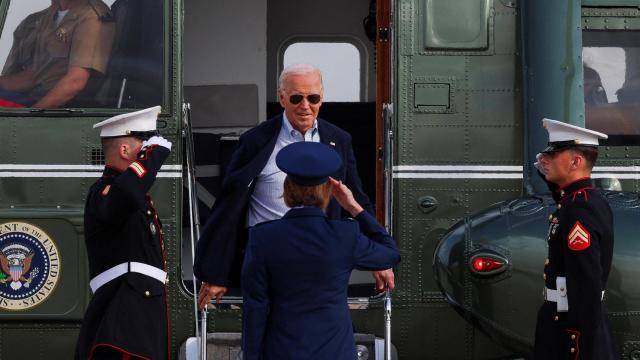 El presidente de Estados Unidos, Joe Biden, llega este jueves a la Base Conjunta Andrews antes de abordar el Air Force One.