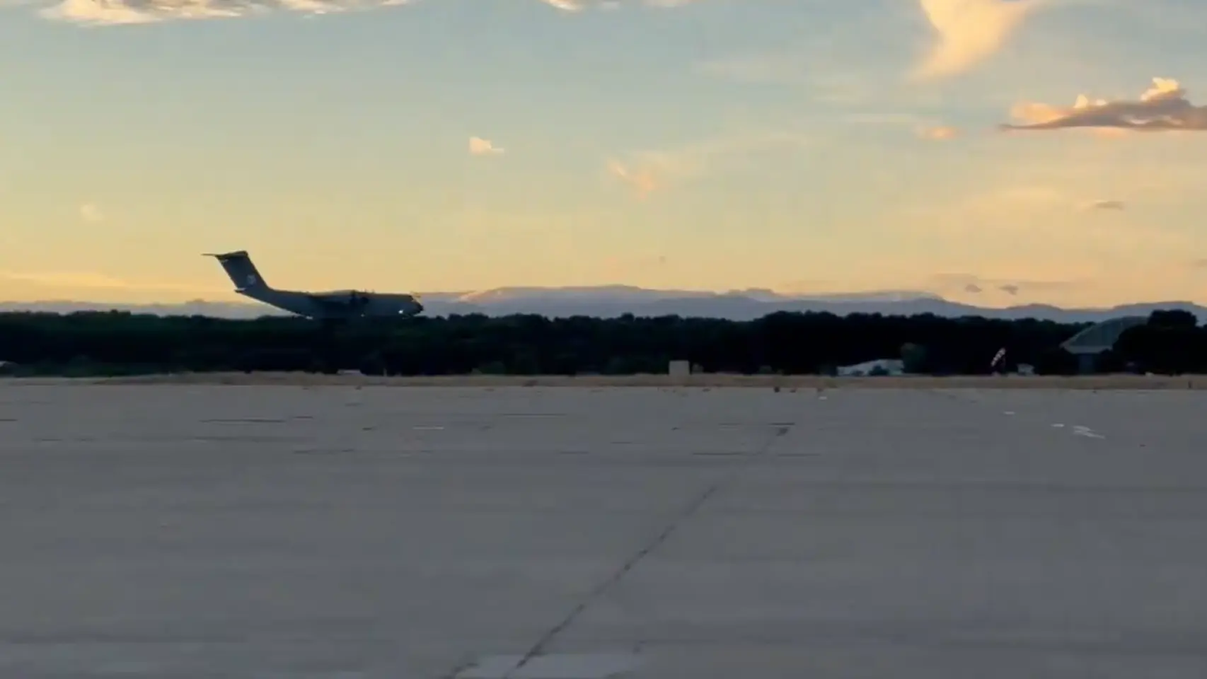 El A400M del Ejército del Aire aterrizando este jueves en Madrid.