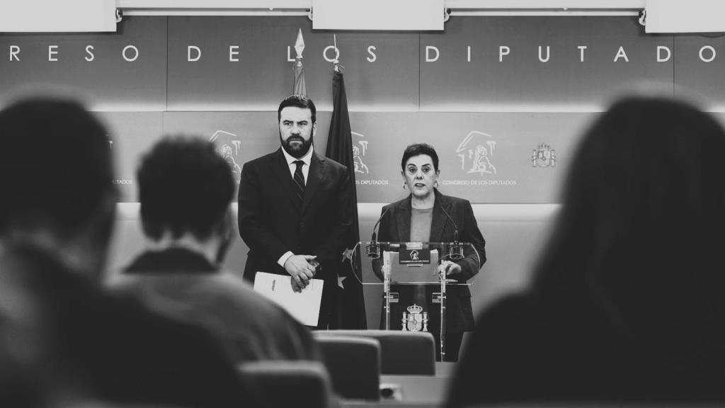 Los diputados de EH Bildu en el Congreso Jon Iñarritu y Mertxe Aizpurua, en una rueda de prensa este jueves en el Congreso de los Diputados.