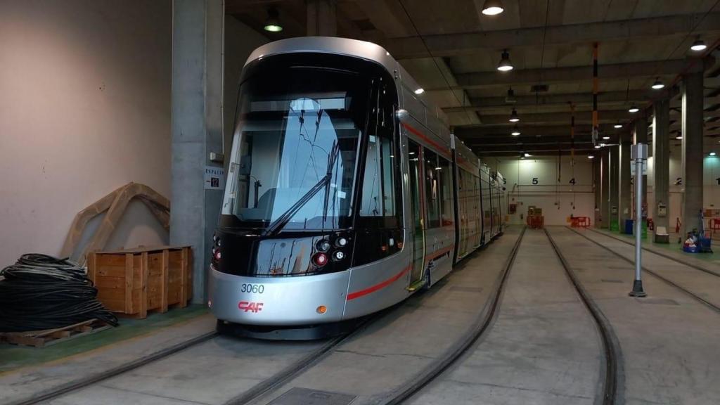 Uno de los nuevos trenes del tranvía de Sevilla