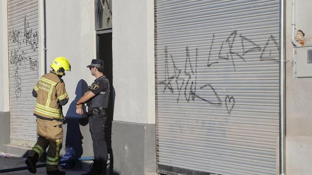 Un bombero accede al edificio en el que se ha producido un incendio.