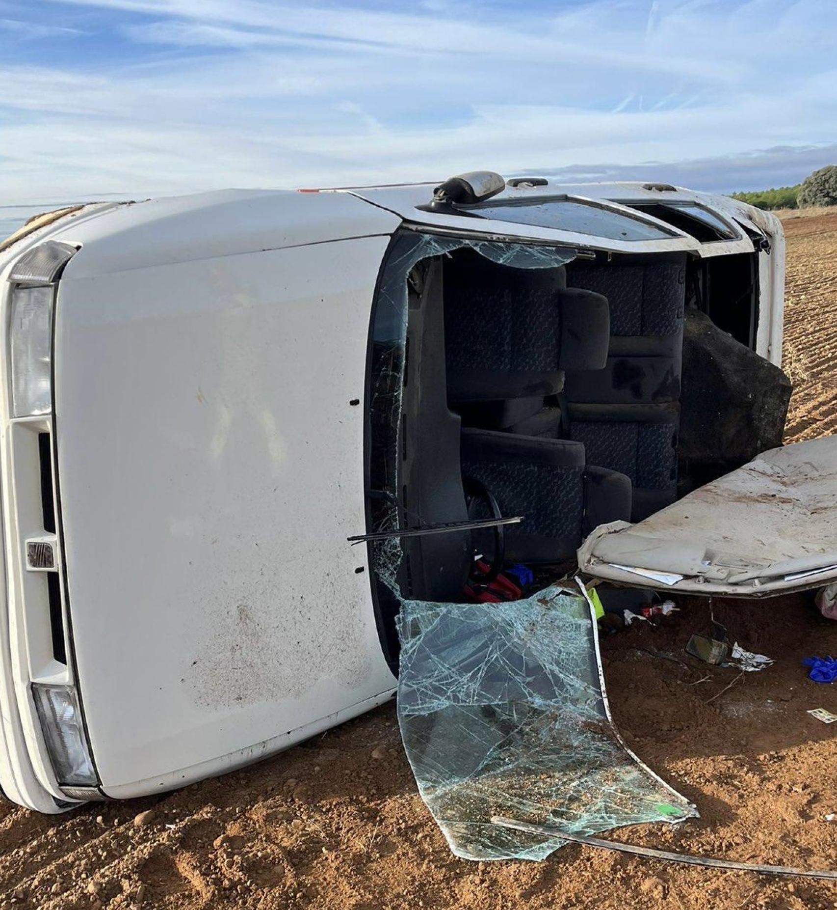 La luna del coche y el techo destrozados tras sufrir un vuelco lateral