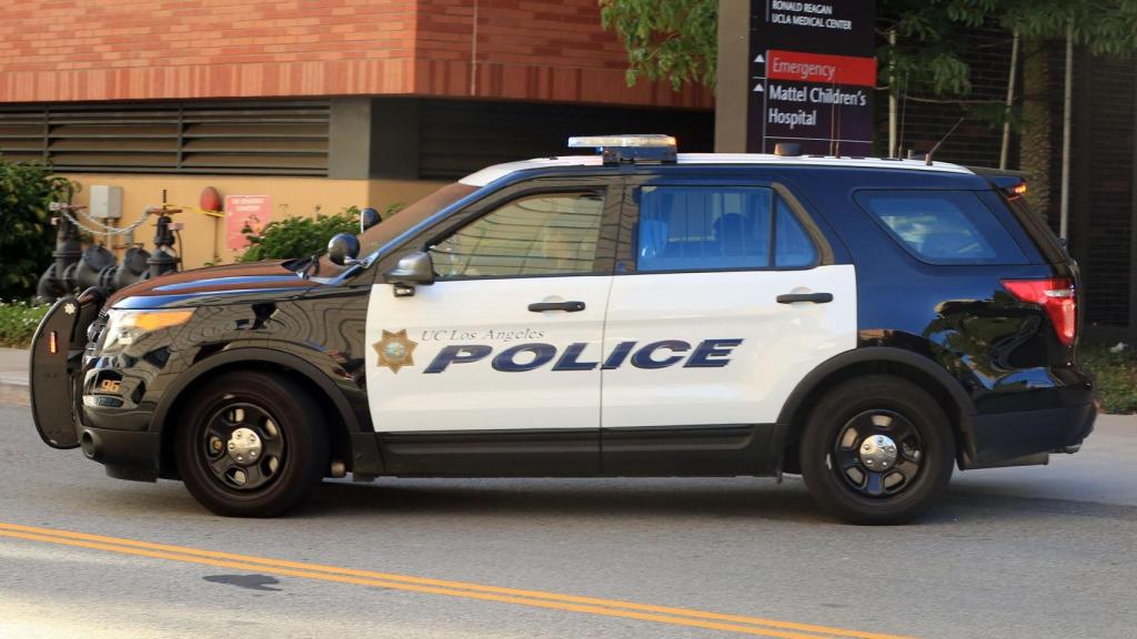 Un coche de policía trasladando a Puff Daddy a la cárcel.