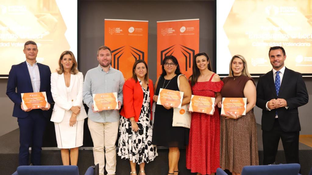 Los ganadores de los Premios I Edición ‘Enseñamos a Leer’ junto a la Directora General de Innovación e Inclusión Educativa de la Conselleria de Educación, Cultura, Universidades y Empleo, Mª del Rosario Escrig, la Rectora de la Universidad Internacional de Valencia, Eva María Giner, y el Director General de la Fundación José Manuel Lara, Pablo Morillo Pérez.