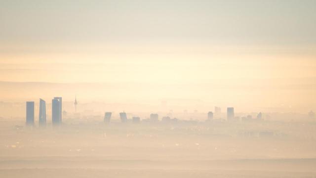 La ciudad de Madrid con una nube de contaminación