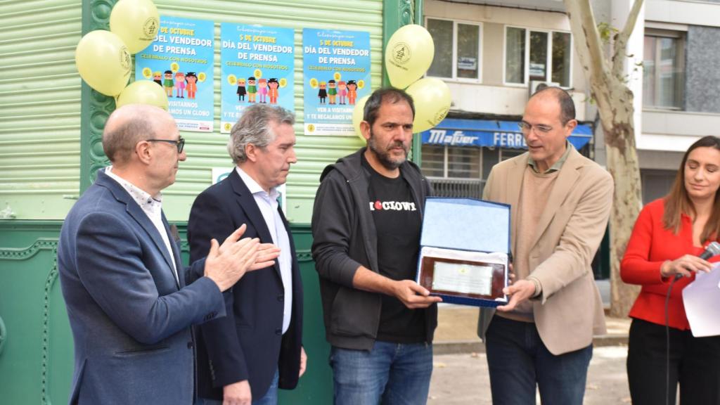 Entrega de la placa conmemorativa a Alberto Sobrino Romero