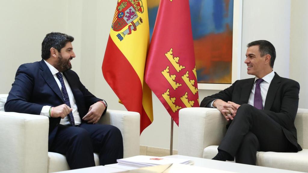 Sánchez durante la reunión con López Miras.