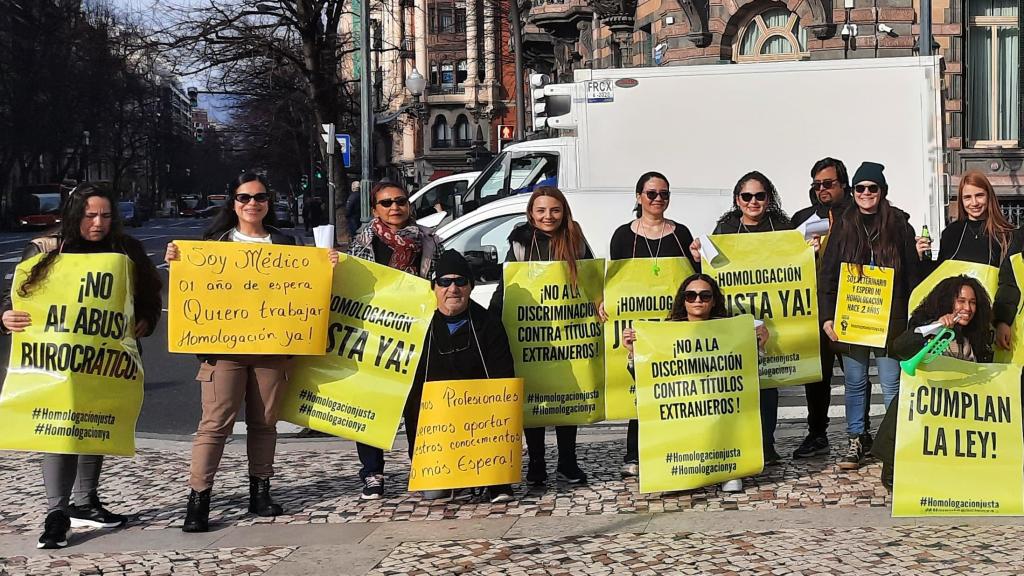 Varias personas, reivindicando la homologación de su título.