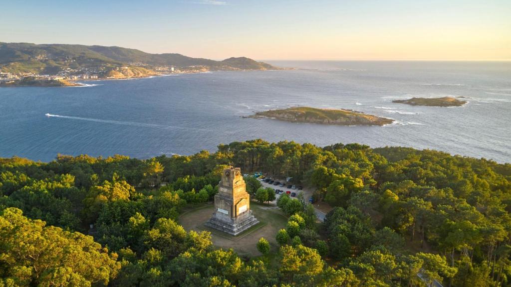 Vista aérea de la península de Monteferro con el monumento a la Marina Universal