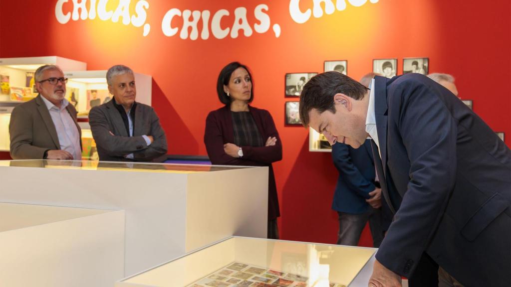 Alfonso Fernández Mañueco mira atentamente uno de las obras del Archivo Gráfico de la Era Pop