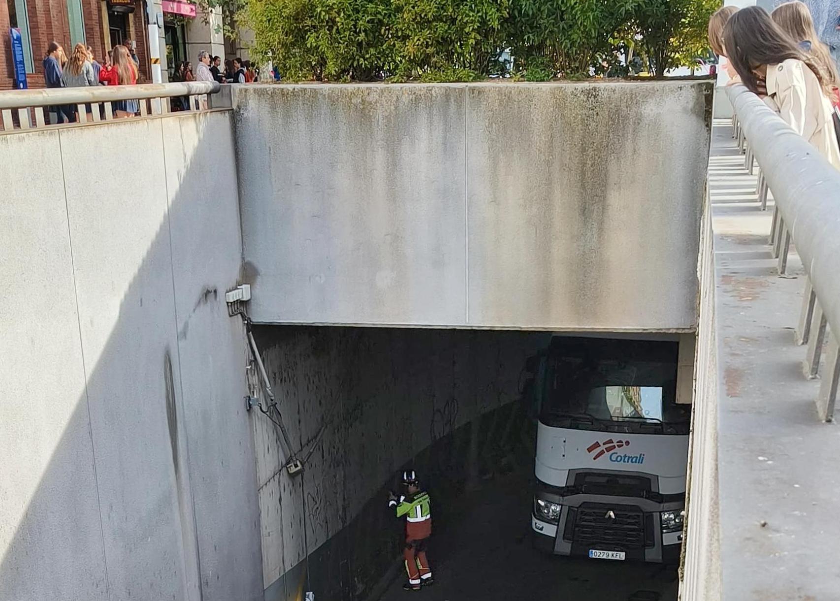 Camión atrapado en un túnel de la ciudad de Palencia