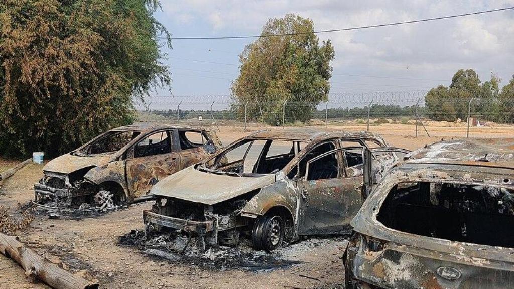 Coches del kibutz de Moshe destruidos durante el ataque de Hamas.