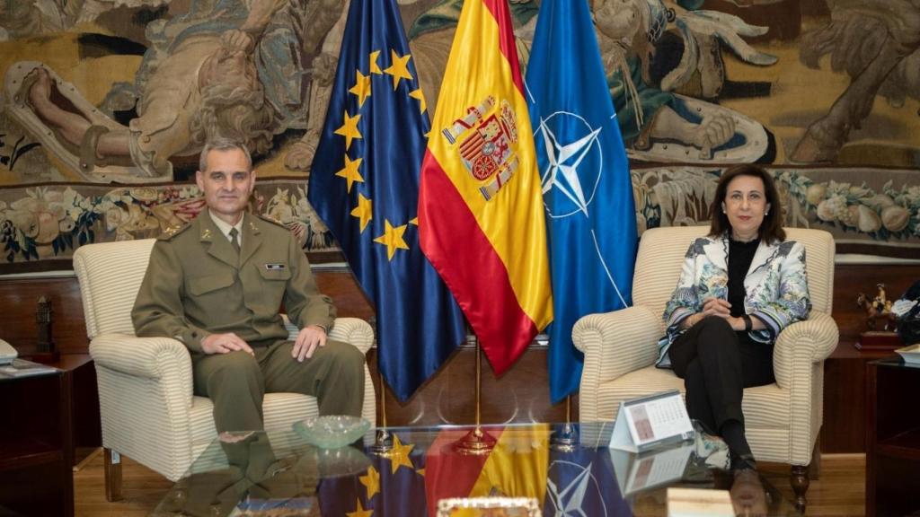 El general Aroldo Lázaro junto a la ministra de Defensa, Margarita Robles.