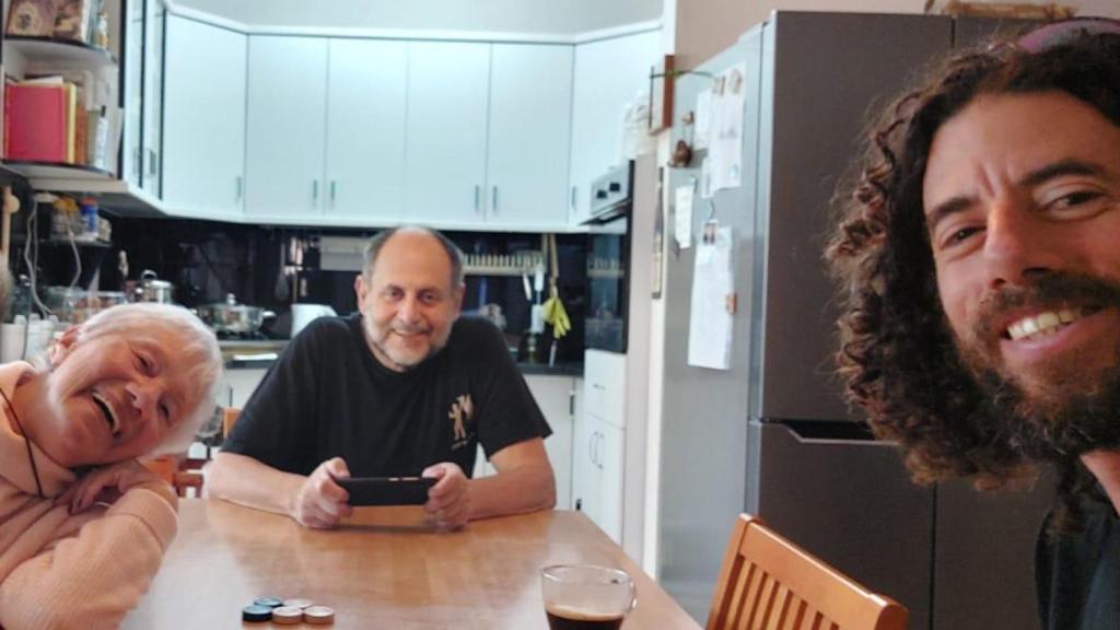 Moshe y su esposa con su hijo Johnatan, antes del 7 de octubre, en el interior de la casa del kibutz donde fueron atacados.