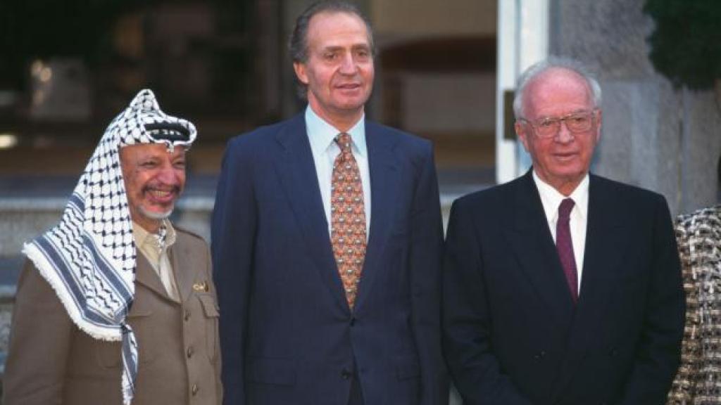 El rey Juan Carlos, reunido junto a los dirigentes palestino e israelí, Yasser Arafat e Isaac Rabin, en la Conferencia de Paz de Madrid de 1991.