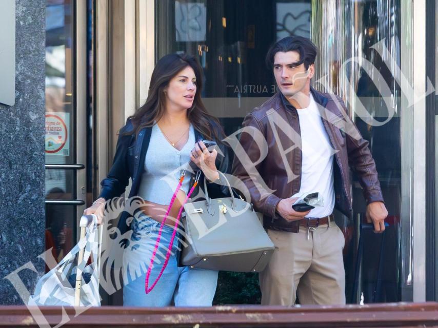 Yon González junto a Magali por las calles de Valladolid.