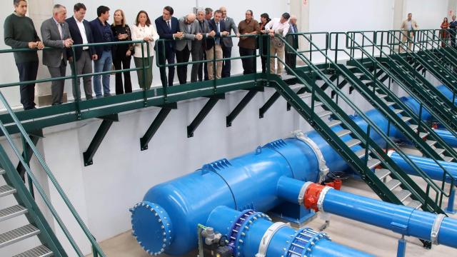 El presidente de la Junta visita la estación de bombeo de la Comunidad de Regantes Presa de la Tierra en Moral de Órbigo (León) acompañado por la Consejera de Agricultura