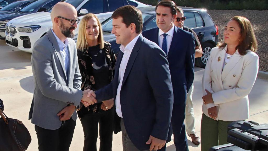 El presidente de la Junta visita la estación de bombeo de la Comunidad de Regantes Presa de la Tierra en Moral de Órbigo (León) acompañado por la Consejera de Agricultura