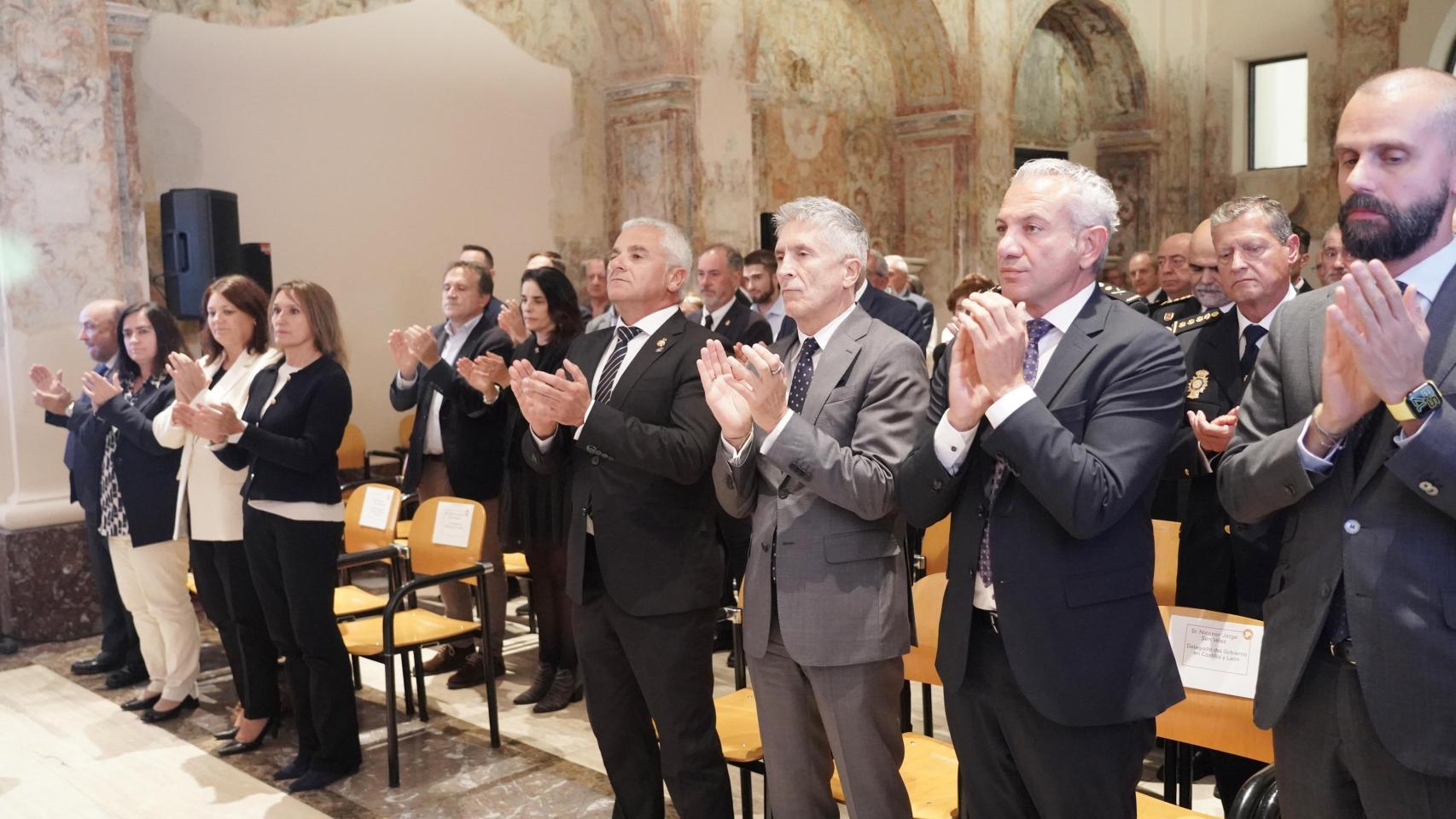 Minuto de silencio en recuerdo a las víctimas del terrorismo durante el acto de entrega del Premio Colmena 2024 de la Asociación de Víctimas del Terrorismo Castilla y León