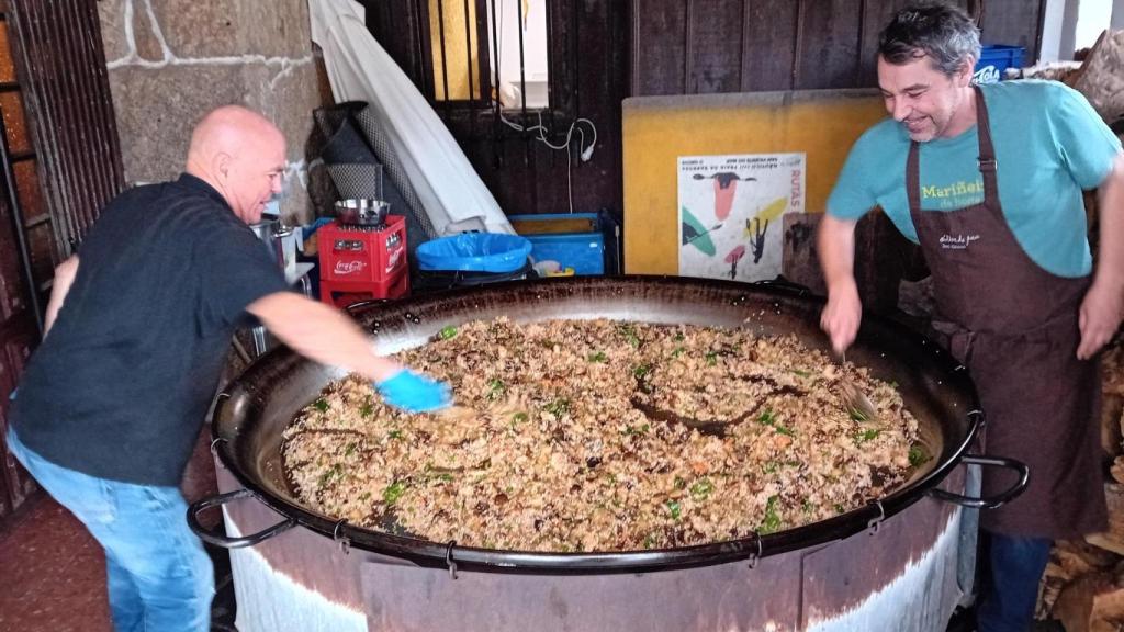 Paella solidaria con Javier Olleros en el Náutico de San Vicente