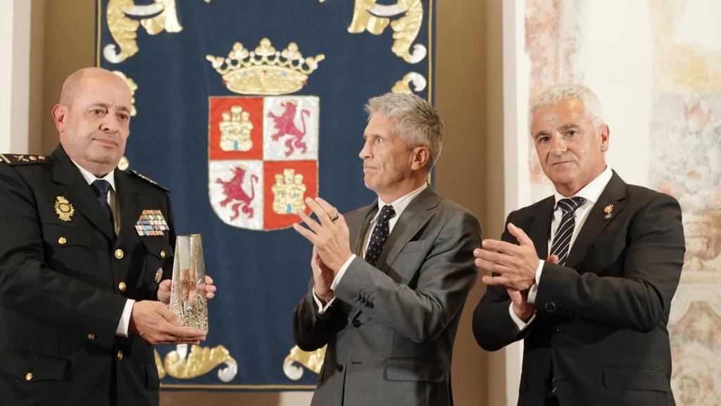 El ministro del Interior, Fernando Grande Marlaska, recibe de manos del presidente de la AVT de Castilla y León, Sebastián Nogales, el Premio Colmena 2024 concedido a la Poli