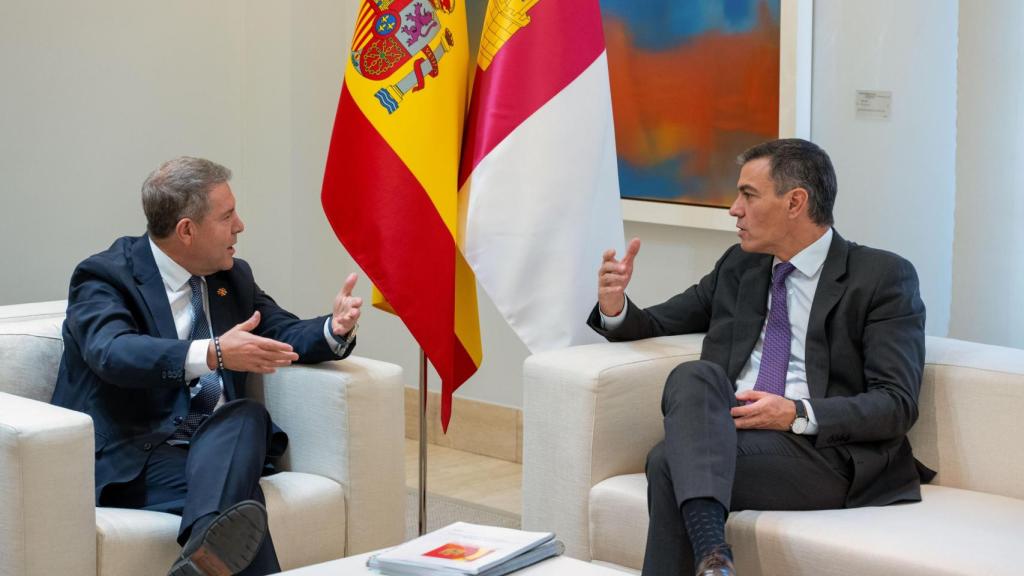 Pedro Sánchez y Emiliano García-Page durante su reunión en Moncloa.