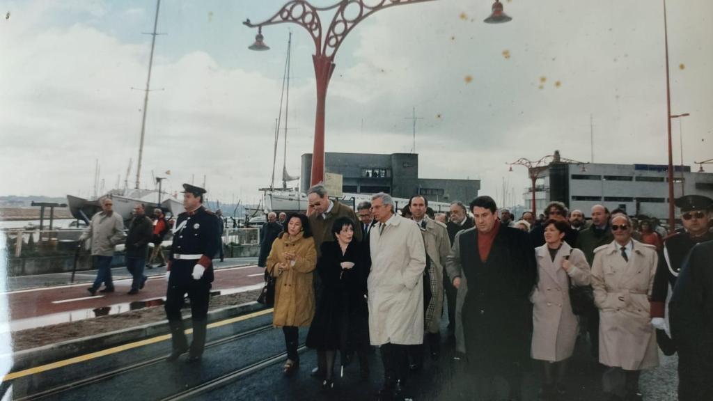 Inauguración del tramo del Paseo Marítimo con las farolas diseñadas por Julia Ares.