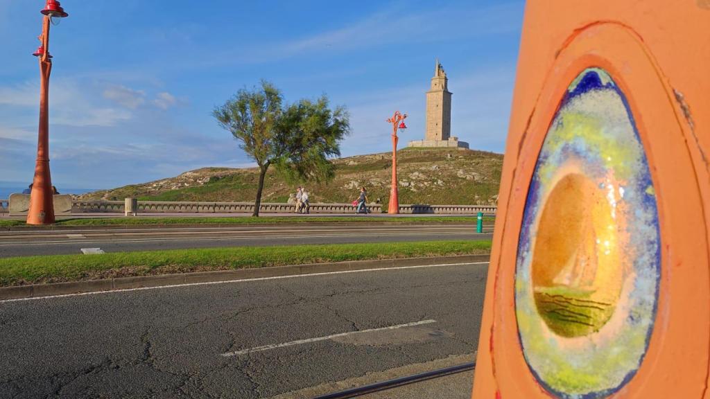 Detalle de uno de los diseños de Julia Ares en una farola junto a la Torre de Hércules.