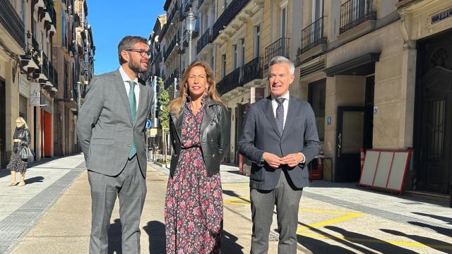 La alcaldesa de Zaragoza, Natalia Chueca, junto a el consejero de Urbanismo, Infraestructuras, Energía y Vivienda, Víctor Serrano, y el presidente del distrito Casco Histórico, Armando Martínez.