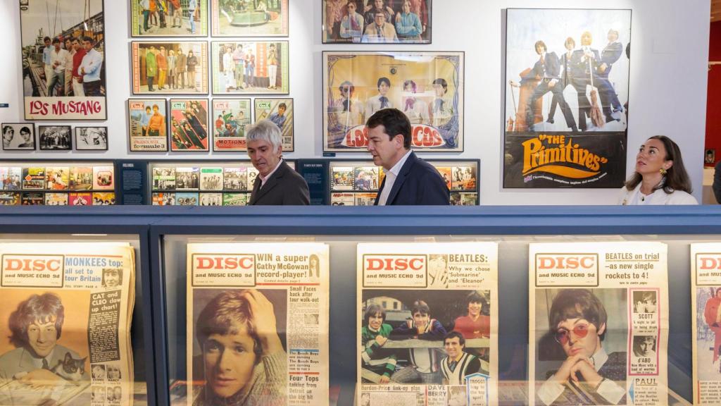 Álex Cooper y Alfonso Fernández Mañueco en el Archivo Gráfico de la Era Pop, seguidos de María González Corral