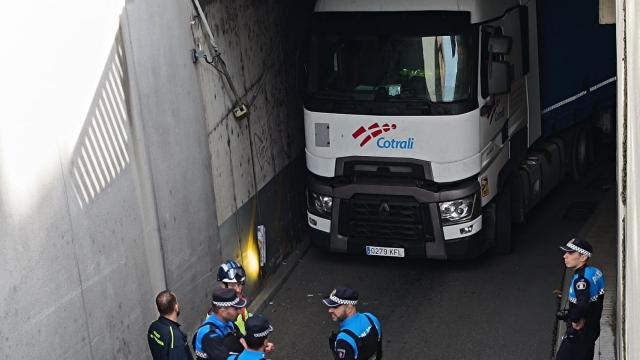 Un camión queda atascado en el túnel de la plaza Pío XII en Palencia