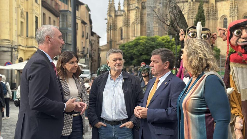 El alcalde de Segovia visita la plaza de los Mercaderes