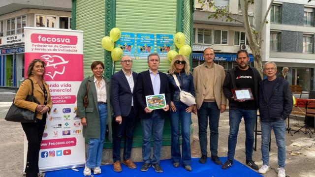 El presidente de Asvepreva, Juan Carlos García, el presidente de Fecosva, Jesús Herreras, y el concejal de Medio Ambiente, Alejandro García Pellitero, celebrando el Día del Vendedor de Prensa