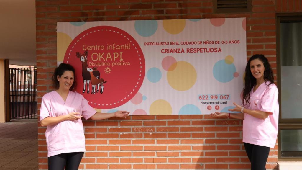 Elena De Fuentes Valdés y Rosario Gamero Igea a las puertas del centro infantil Okapi