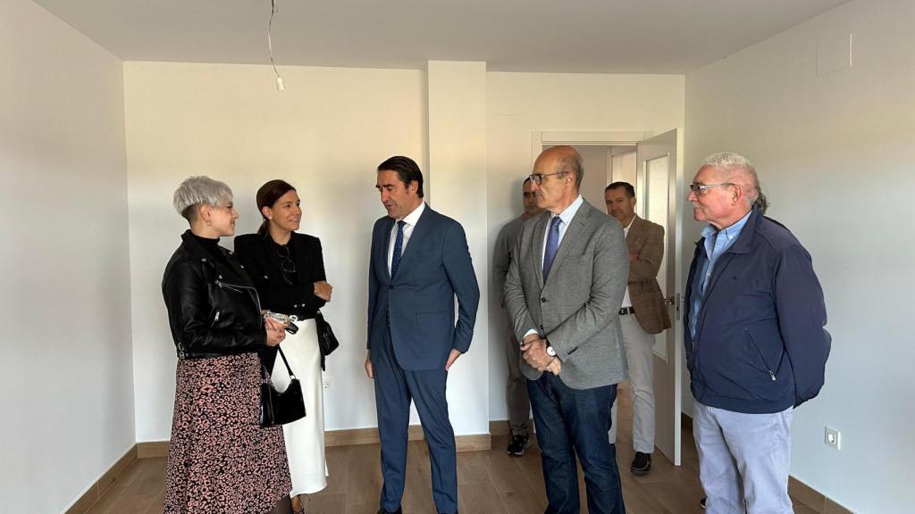 El consejero de Medio Ambiente, Vivienda y Ordenación del Territorio, Juan Carlos Suárez-Quiñones, y el delegado territorial de Zamora, Fernando Prada, en una de las habitación durante la entrega de llaves