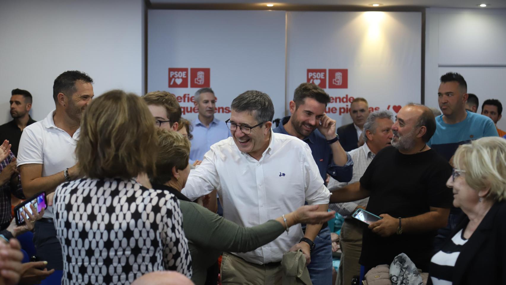 Patxi López saluda a los militantes socialistas de Zamora