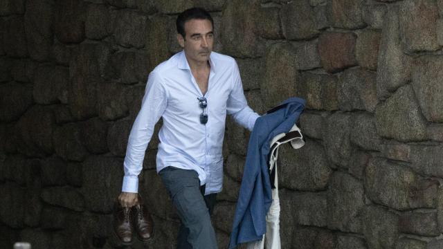 Enrique Ponce, a su salida de la casa de Paloma Cuevas.