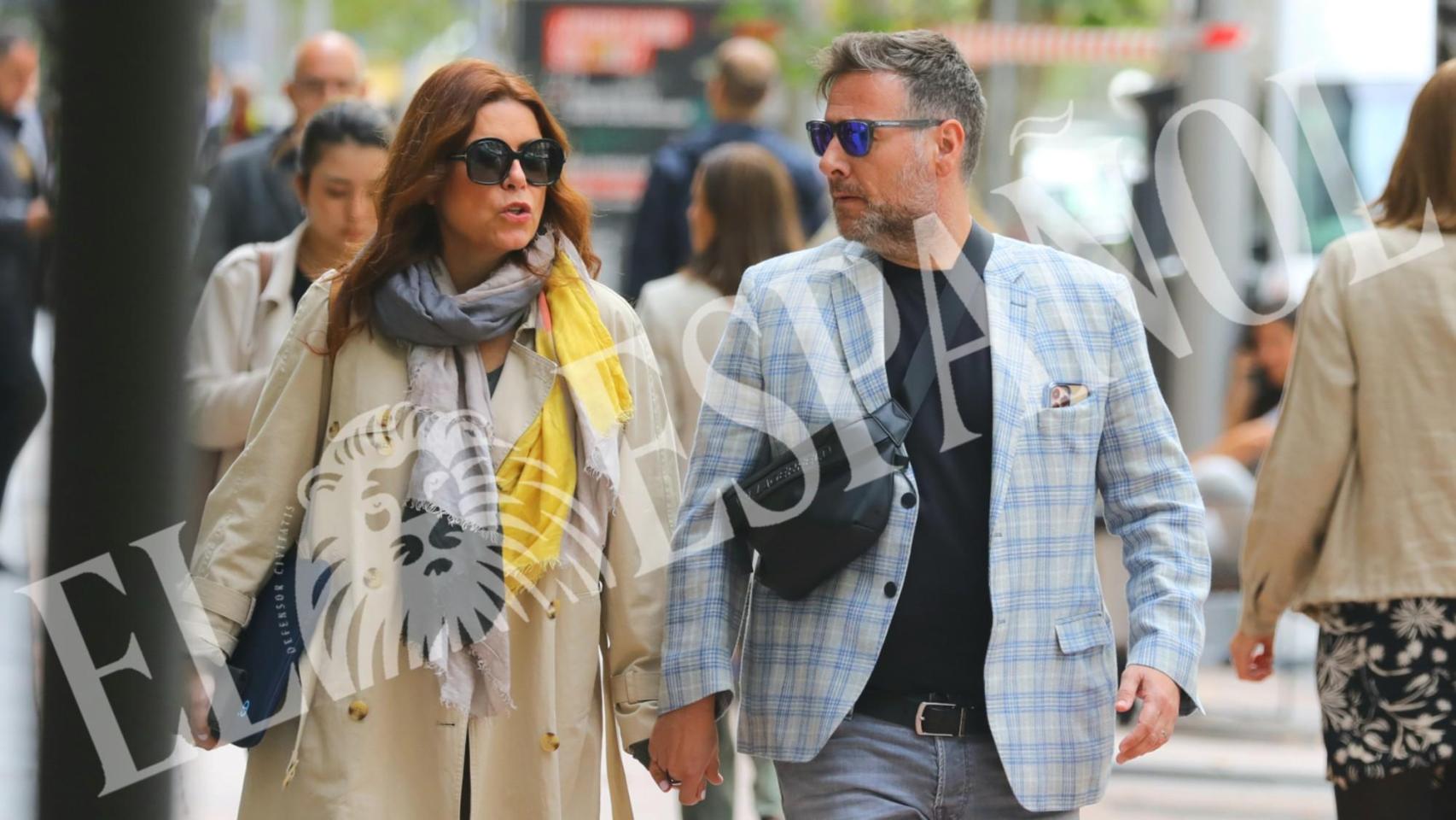 Carlos Latre junto a Yolanda Marcos durante un paseo por Madrid.