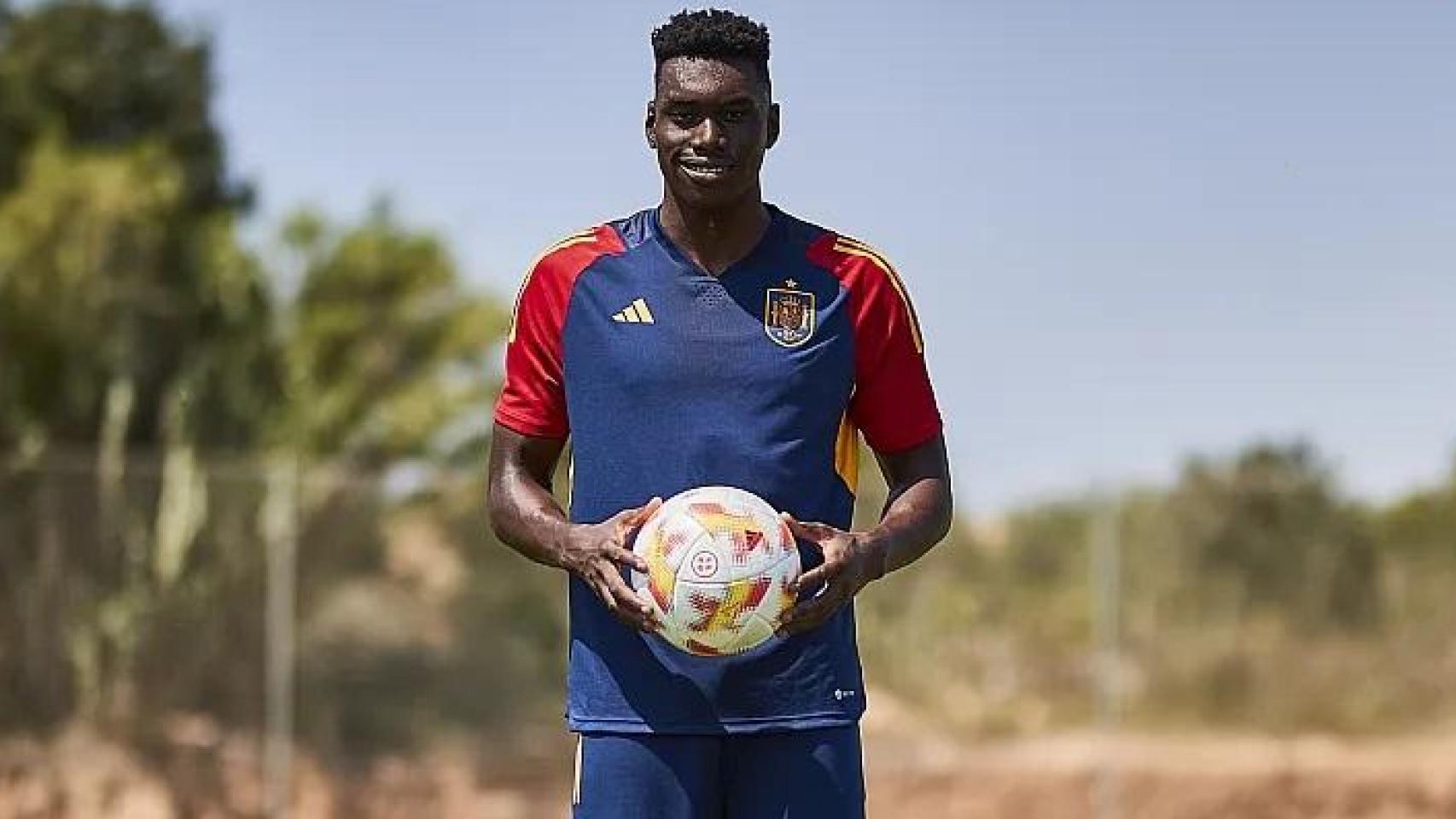 Samu Omorodion, con la camiseta de la selección española.