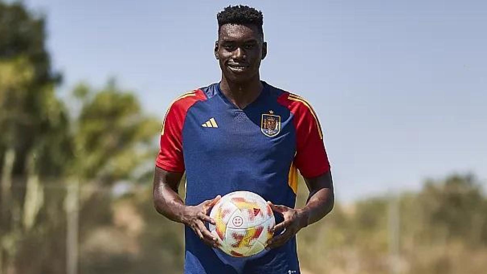 Samu Omorodion, con la camiseta de la selección española.