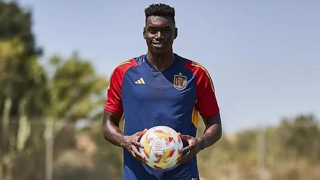 Samu Omorodion, con la camiseta de la selección española.