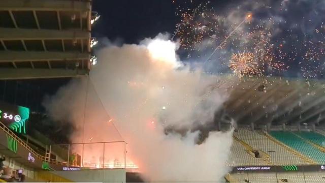 Los ultras lanzaron fuegos artificiales en pleno partido.