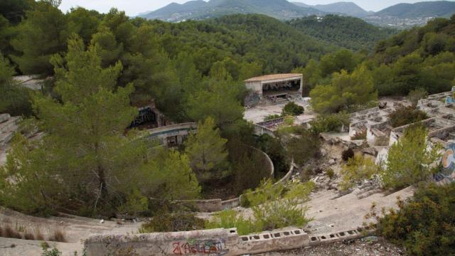 Ruinas del Festival Club Ibiza, club nocturno inaugurado en 1972, del proyecto 'Donde nada ocurre' (2019) de Irene de Andrés. Foto: Irene de Andrés